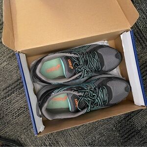 Ladies ASICS athletic shoes gel venture 6 Sz 10